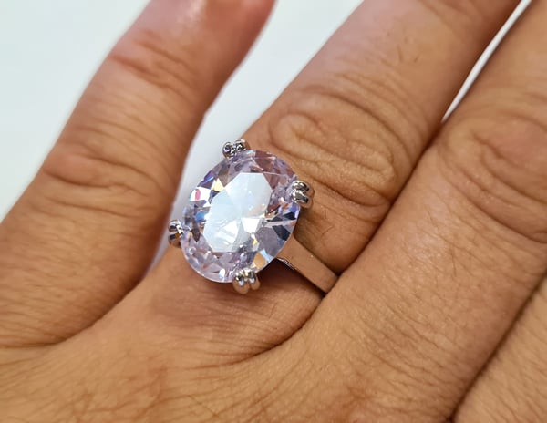 anello con diamante ovale