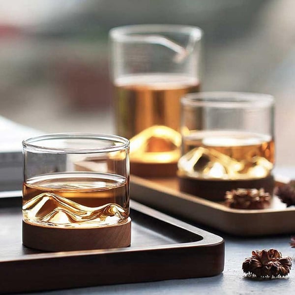 whiskeyglas met houten onderzetter