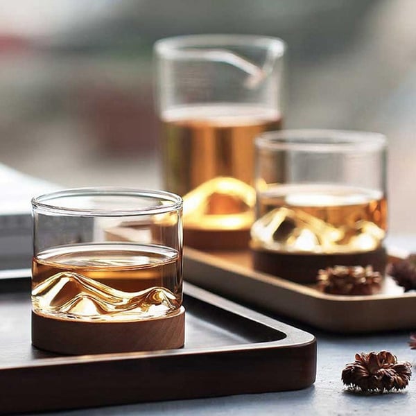 Whiskey-Glas mit Holzboden