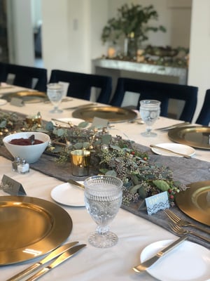 dinner-table-with-placemats-and-utensils