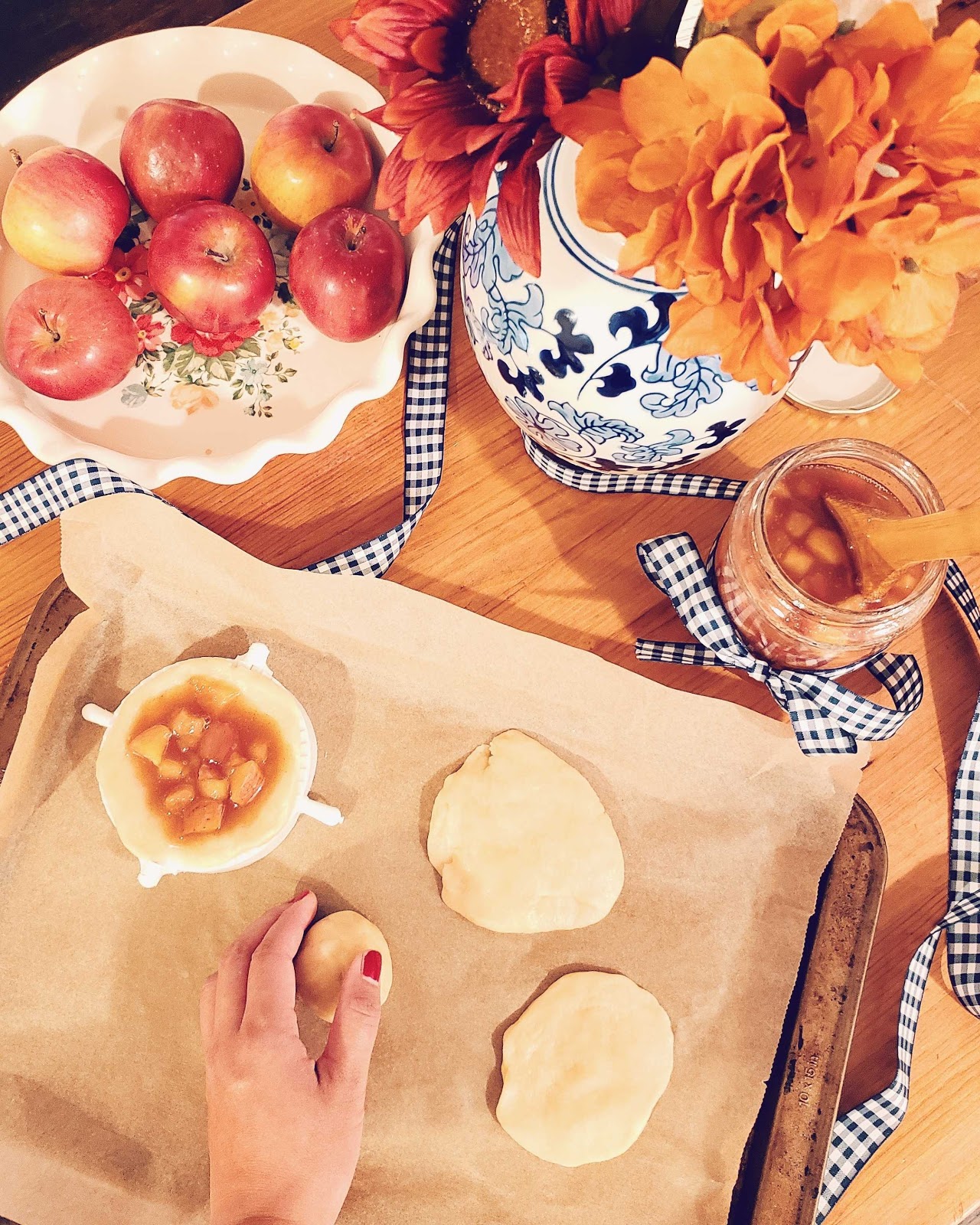 Aprenda a fazer o doce preferido do outono no hemisfério norte: a tortinha de maçã