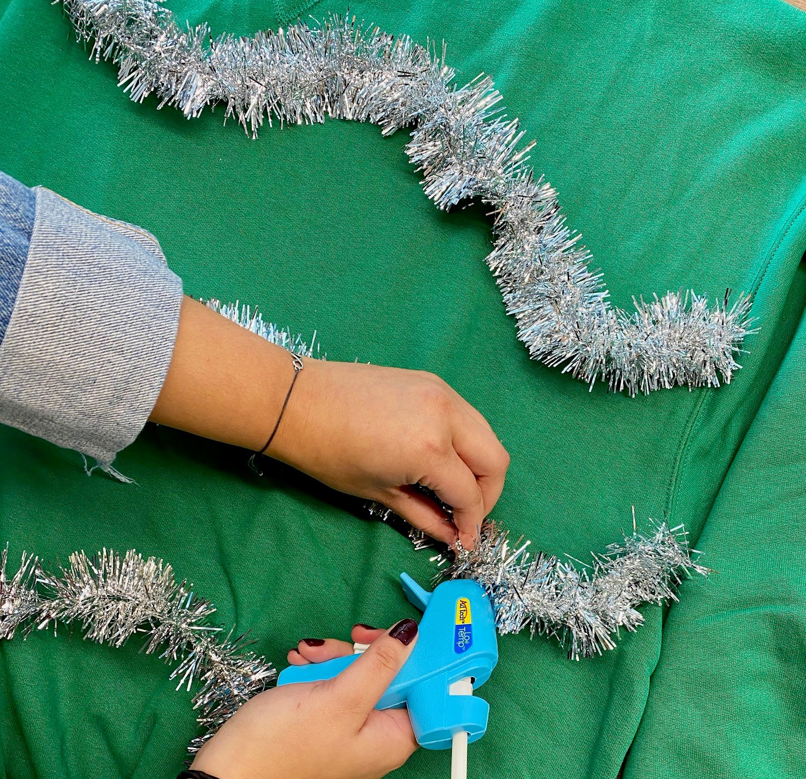 hot-glue-gun-tinsel-garland