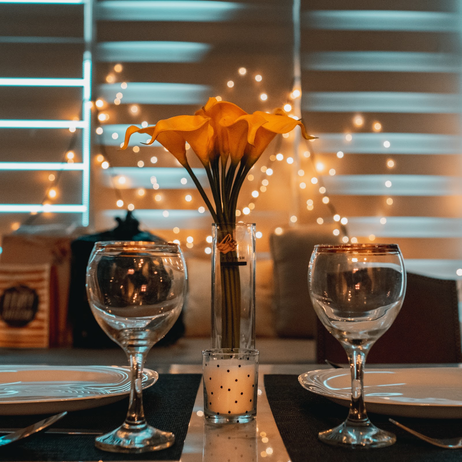 vase-glasses-fairylights